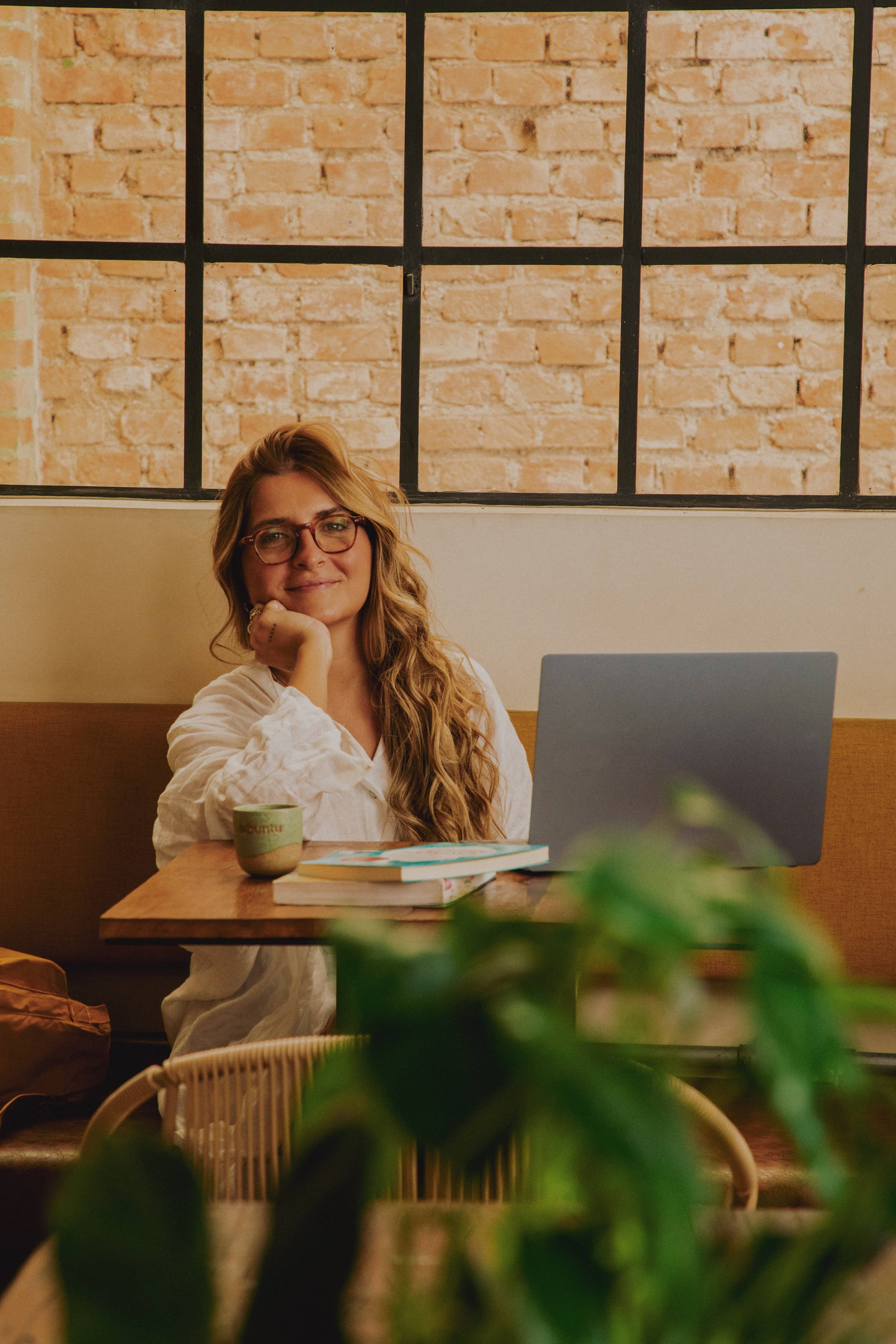 Paloma Prat, psicóloga especialista em ABA, trabalhando em seu laptop